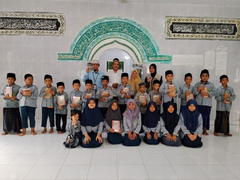 Gantikan Mushaf Usang, LMI Sebar 45 Al-Qur’an Baru untuk Santri di Bangkalan